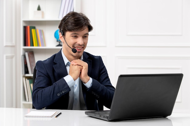Kundenservice gutaussehender Typ mit Headset und Laptop im Anzug aufgeregt Händchen haltend