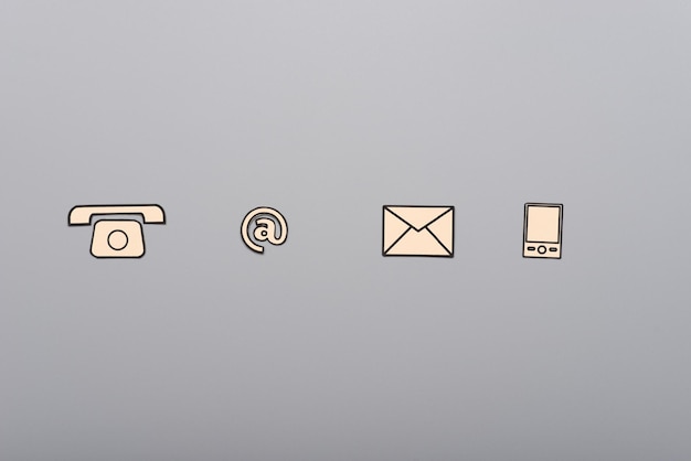 Foto kundenservice und support - verschiedene kommunikationssymbole in einer reihe auf grauem hintergrund.