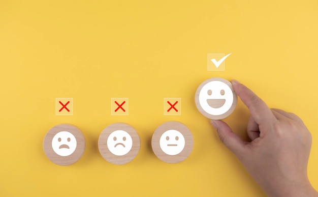 Kundenzufriedenheits-Emoticon-Abstimmung Marketing-Umfrage Hände wählen ein glückliches Symbol, um zu lächeln Gesicht für die medizinische Versorgung psychische Gesundheit positives Denken oder Zufriedenheitsfeedback aus der Benutzererfahrung