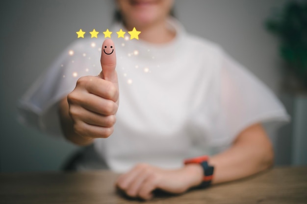 Kundenzufriedenheitskonzept Hand mit Daumen nach oben Positive Emotion Smiley-Gesichtssymbol und fünf Sterne mit Kopierbereich