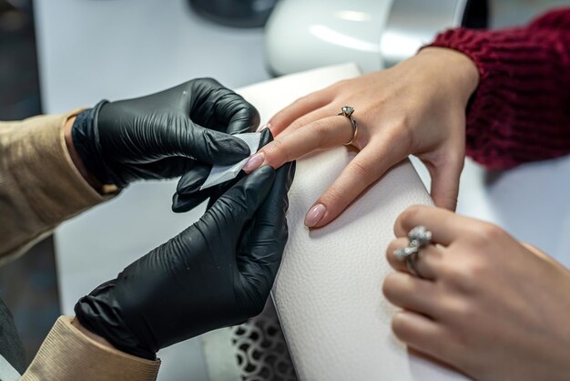 Kundin erhält eine Maniküre von Nagelkosmetikerin im Salon SPA-Maniküre