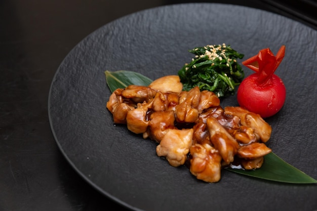 Kung Pao Chicken oder Gong Bao Ji Ding auf dunklem Schieferhintergrund Sichuan Kung Pao ist ein Gericht der chinesischen Küche mit Hühnerfleisch, Chilischoten, Erdnusssaucen und Zwiebeln