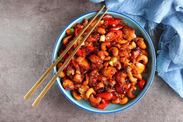 Kung Pao de Frango. Pedaços de frango frito com castanha de caju e pimentão.