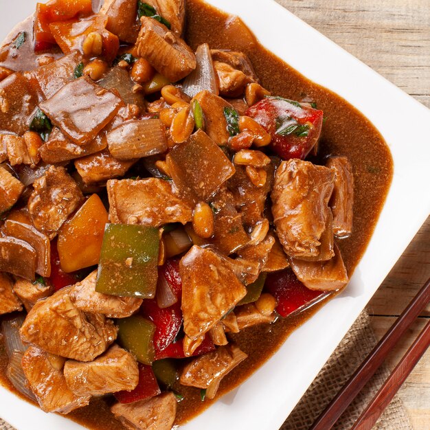 Kung Pao Hühnerfleisch. Traditionelles chinesisches Essen. Schachhuhn. Draufsicht