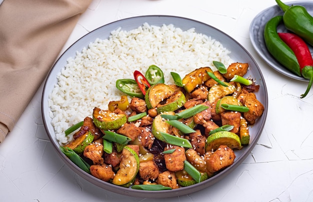 Kung-Pao-Huhn mit Reis und Peperoni