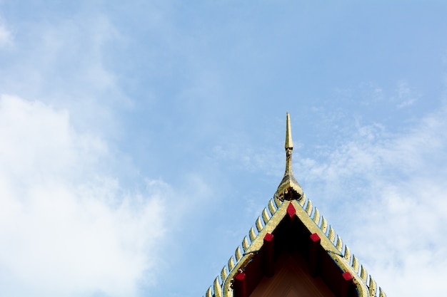 Kunst am Dach eines buddhistischen Tempels in Thailand