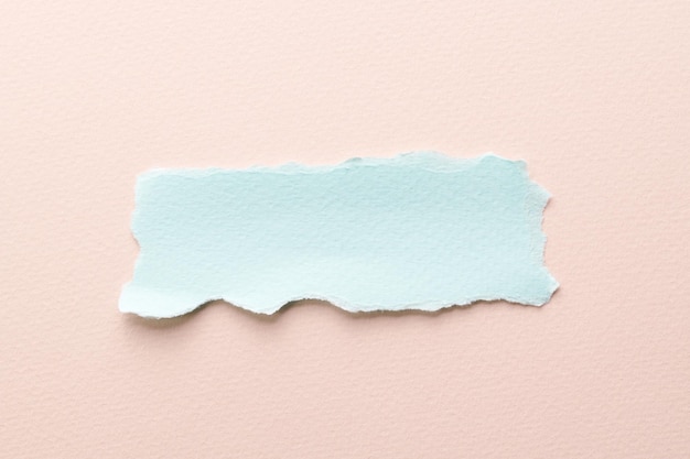 Kunst-Collage aus zerrissenen Papierstücken mit zerrissenen Rändern Klebnoten-Sammlung blau-beige Farben Stückelungen von Notizbuchseiten Abstrakt Hintergrund