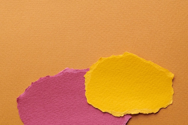 Kunst-Collage aus zerrissenen Papierstücken mit zerrissenen Rändern Klebnoten-Sammlung gelb braun burgundisch rot Farben Stücke von Notizbüchern Abstract Hintergrund