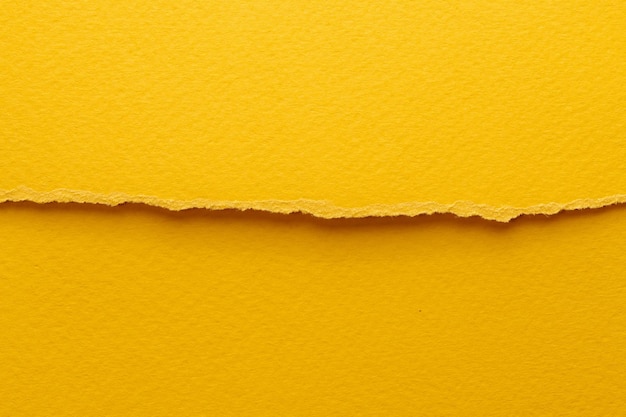 Kunst-Collage aus zerrissenen Papierstücken mit zerrissenen Rändern Klebnoten-Sammlung gelbe Farben Stückchen von Notizbüchern Abstrakt Hintergrund