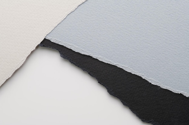 Kunst-Collage aus zerrissenen Papierstücken mit zerrissenen Rändern Klebnoten-Sammlung schwarz-grau-weiß Farben Stücke von Notizbüchern Abstract Hintergrund