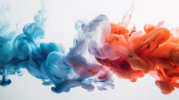 Kunst der Tinte im Wasser detaillierte Erfassung der Flüssigkeitsdynamik und des Farbwechsels auf einem hellen Hintergrund