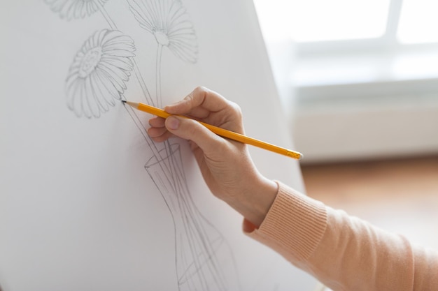 Foto kunst, kreativität und menschen konzept künstlerhände mit graphit bleistiftzeichnung stillleben bild von blume in vase auf papier im studio