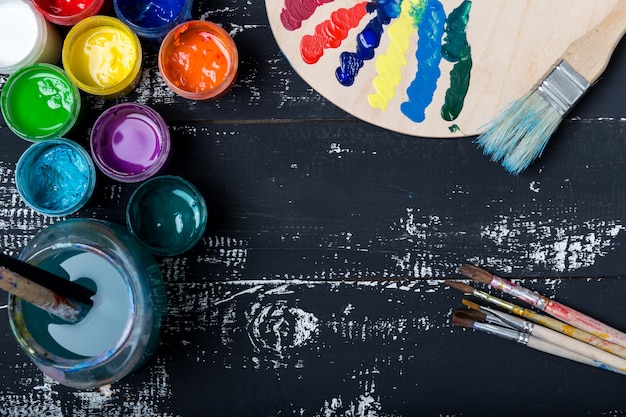 Kunst- und Handwerkszeug. Artikel für die Kreativität von Kindern. Acrylfarbe und Pinsel