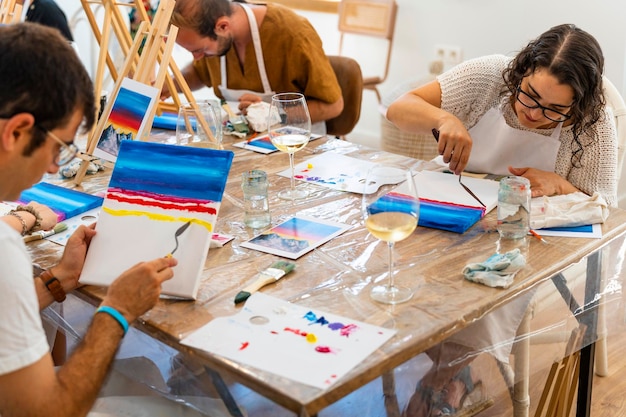 Kunst- und Wein-Workshop Eine Gruppe von Freunden genießt ihren Kunstkurs