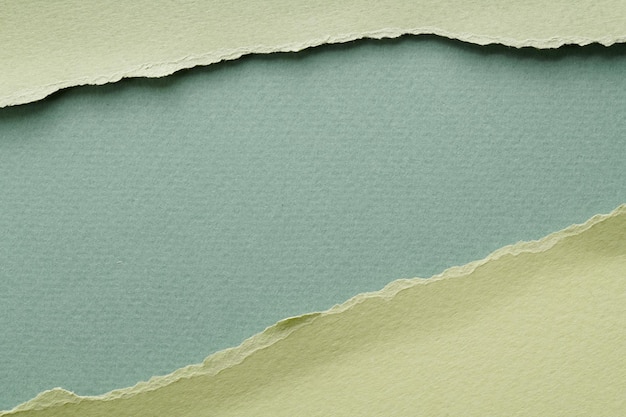 Kunstcollage aus zerrissenen Papierstücken mit abgerissenen Kanten. Sammlung von Haftnotizen in grünen Farben, Fetzen von Notizbuchseiten. Abstrakter Hintergrund