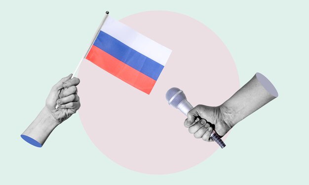 Kunstcollage Collage einer Hand, die das Mikrofon der russischen Flagge in der anderen Hand hält