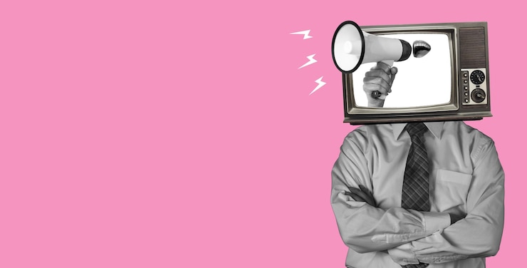 Foto kunstcollage der hand mit einem megaphon aus dem fernsehen auf rosa hintergrund
