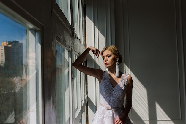 Kunstfoto einer sanften hübschen Frau mit blonder Braut, wunderschönem teurem weißem Kleid