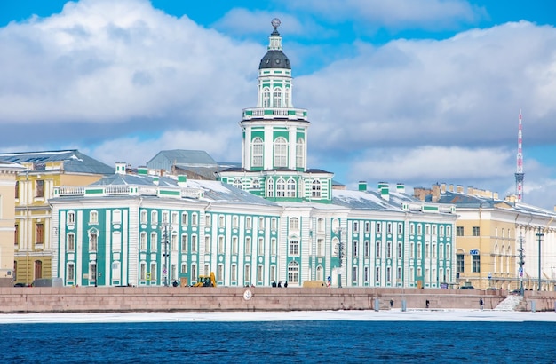 Foto kunstkamera museo de san petersburgo en el río neva en rusia