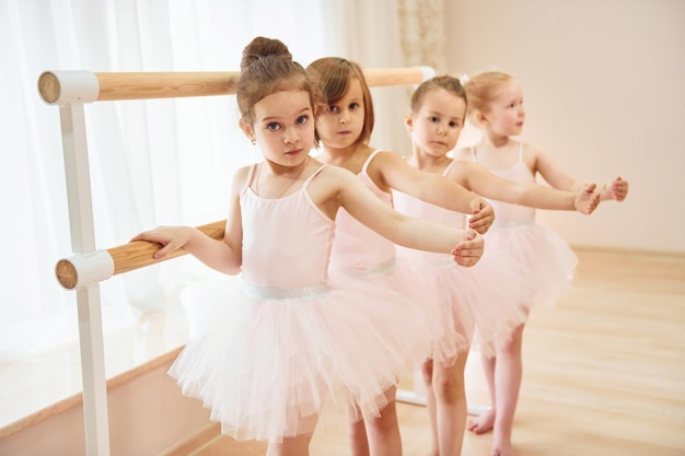 Kunstkonzeption Kleine Ballerinas bereiten sich auf den Auftritt vor