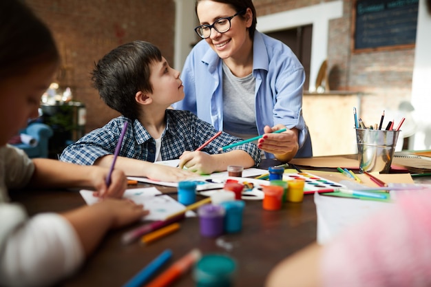 Kunstlehrerin, die mit Kindern arbeitet