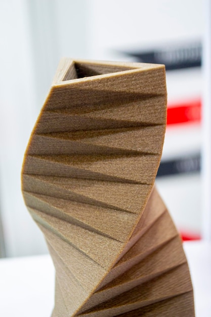 Kunstobjekt-Vase, die auf einem D-Drucker aus geschmolzenem braunen Plastik mit Zusatz von Kaffeemüll gedruckt wurde