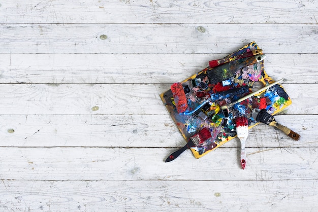 Foto kunstpalette für farben mit auf holz isolierten pinseln.