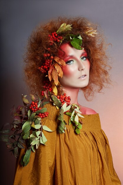 Kunstporträt des frauenherbstes im haar, klares make-up