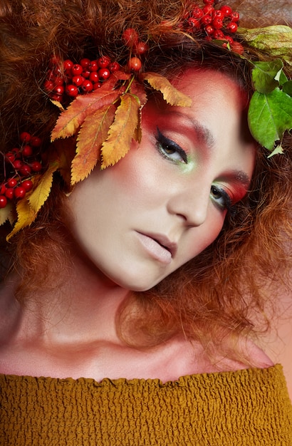 Kunstporträt des Frauenherbstes im Haar, klares Make-up