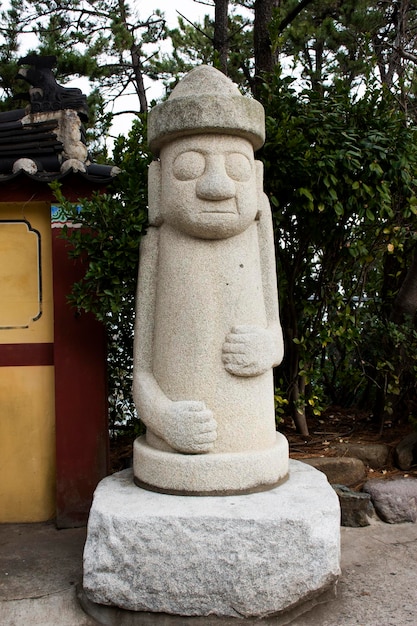 Kunstskulptur Dol Hareubangs Figur oder Tol Harubangs Statue Symbol der Insel Jeju im Haedong Yonggungsa Tempel oder Yonggung Schrein für Koreaner ausländische Reisende besuchen in Jeju Südkorea