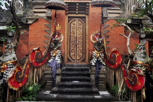 Kunstskulptur und geschnitzter antiker Gottheits-Engelgott im balinesischen Stil der Hindu-Statue im Ubud-Palast oder im historischen Gebäudekomplex Puri Saren Agung in Gianyar Regency in Bali Indonesien