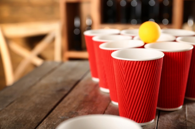 Kunststoff-Bier-Pong-Tassen und Ball-Close-Up