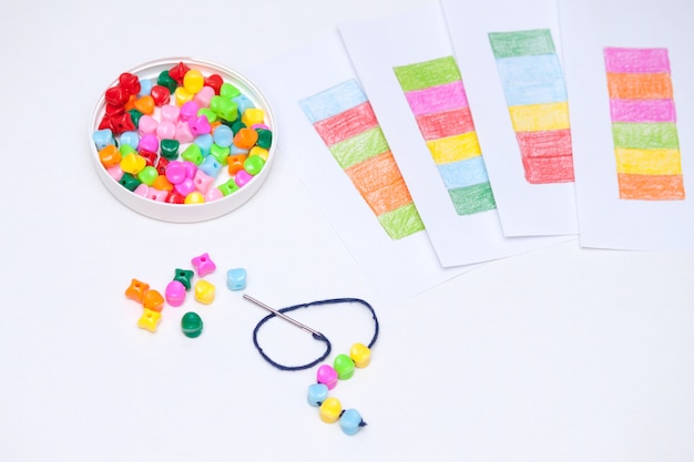 Kunststoff bunte Perlen. Selbst gemachtes Spiel für Kinderentwicklungskonzept.