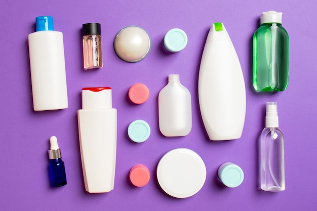 Kunststoff-Körperpflegeflasche Flache Zusammensetzung mit kosmetischen Produkten