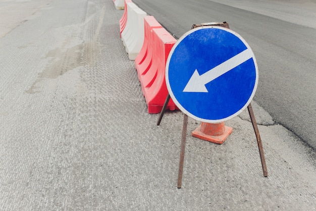 Kunststoff rot-weiße Barriere auf der Straße, Verkehrssicherheit mit Einschränkungen.