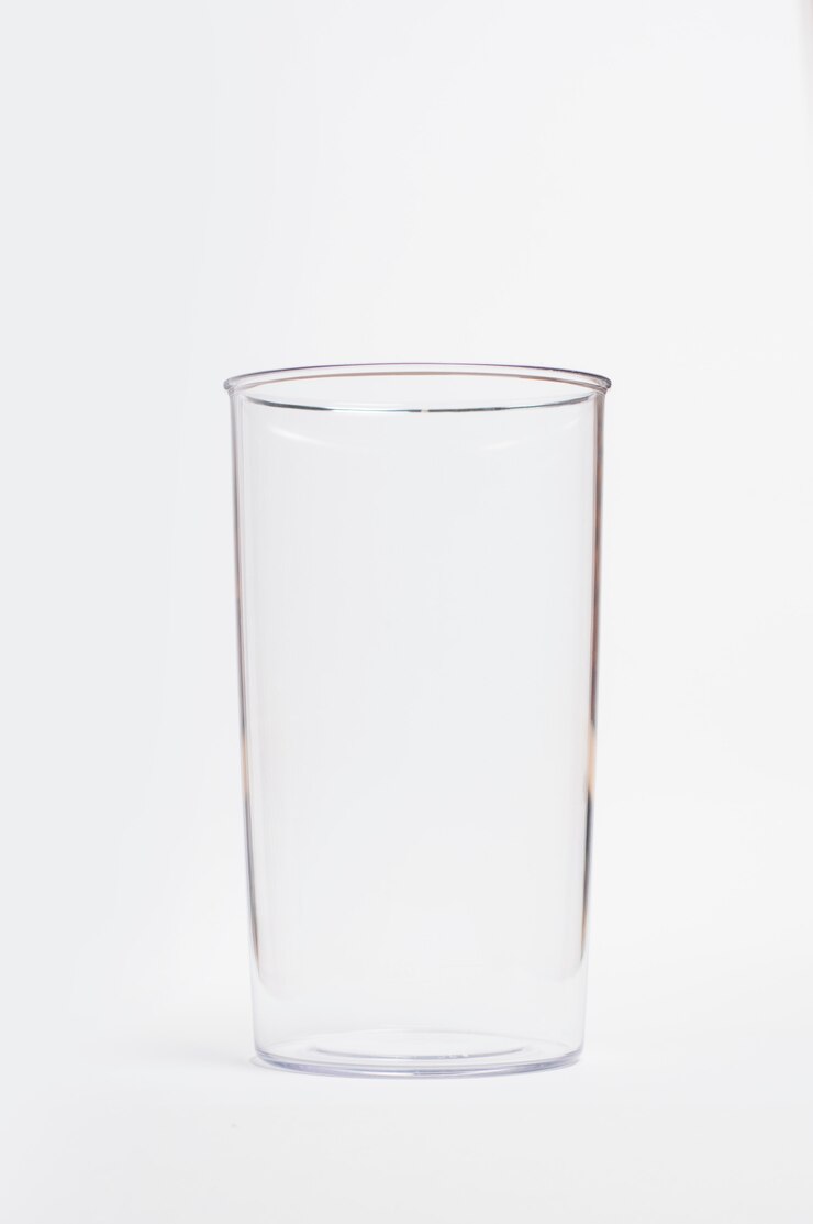 Foto kunststoff transparente schüssel auf einem weißen isoliert