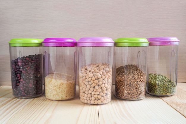 Kunststoffbehälter mit Getreide. Home Storage-Produkte.
