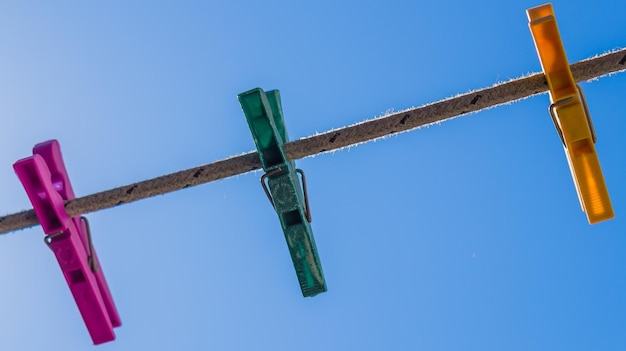 Kunststoffclips zum Aufhängen von Kleidung über blauem Himmel