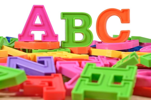 Foto kunststofffarbene alphabetbuchstaben abc auf einem weißen