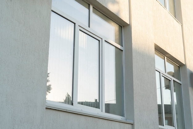 Kunststofffenster außen in der Stadt im Freien