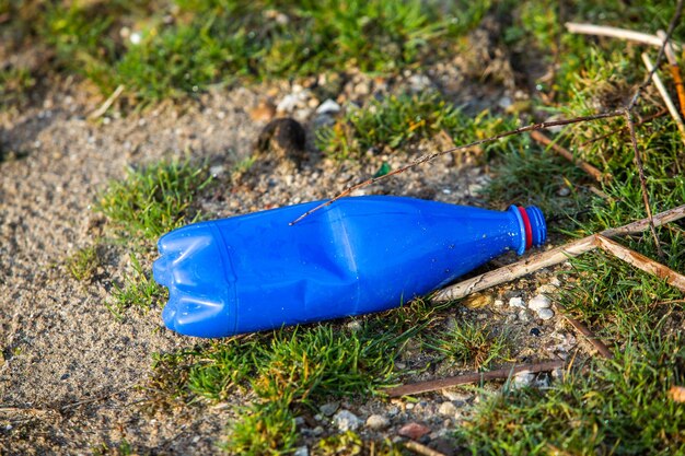 Kunststoffflasche am Ufer des Sees Umweltverschmutzung Kunststoffabfälle