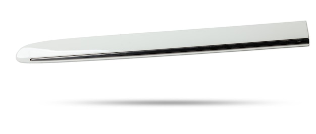 Kunststoffformung mit Chrom für Auto Seitenflügel Tuning-Element zum Verkauf in einem Auto-Service auf einem weißen isolierten Hintergrund in einem Fotostudio