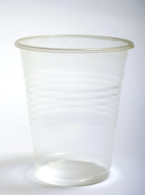 Kunststoffglas auf hellem Hintergrund