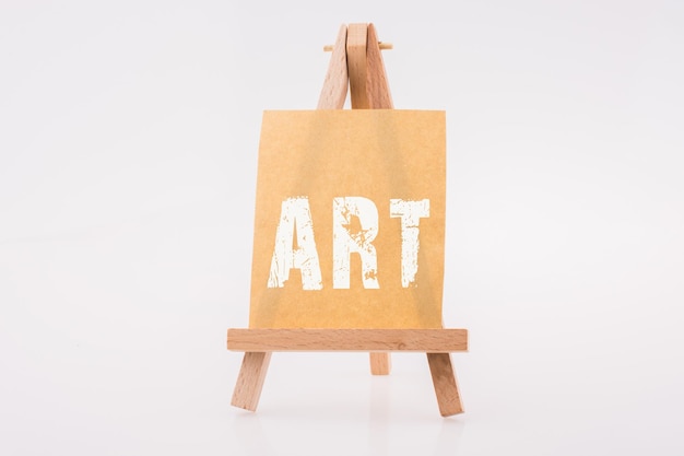 Kunstwörter auf Notizpapier auf einem Malstativ