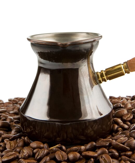 Kupfer Kaffeekanne und Bohnen isoliert auf weißem Hintergrund