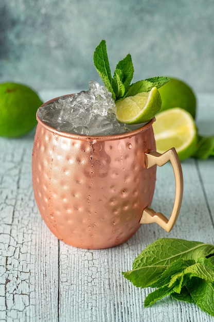 Kupferbecher mit Moscow Mule Cocktail garniert mit Minze und Limette