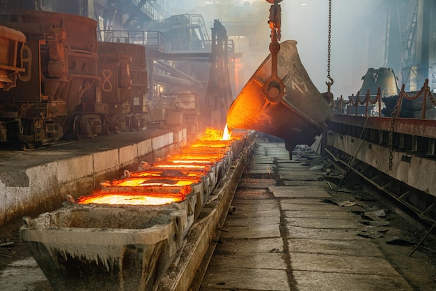 Kupfererzverarbeitung Gießen von heißem Metall in der Fabrik Gießerei