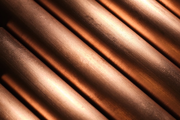 Foto kupferrohre, die licht reflektieren, metallhintergrund, diagonale linien.