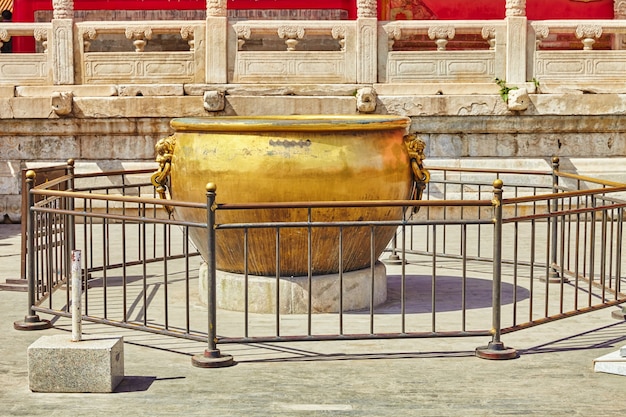 Kupferschale innerhalb des Territoriums des Museums der Verbotenen Stadt in Peking, im Herzen der Stadt, China.