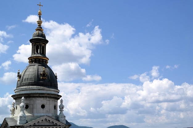 Kuppel der Kirche mit Himmel im Hintergrund
